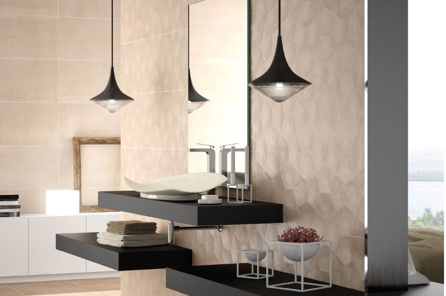 Imitacja betonu na ścianie w ciepłym odcieniu mokrego piasku